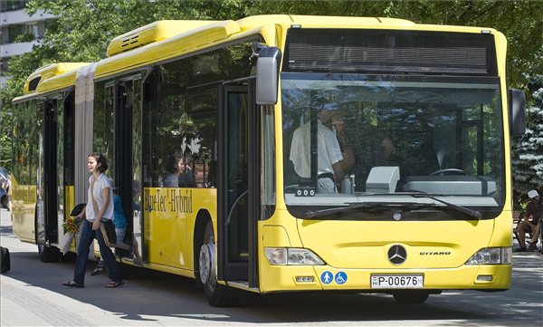 Újabb hibrid, dízel és gázzal üzemelő buszok állnak forgalomba Budapesten