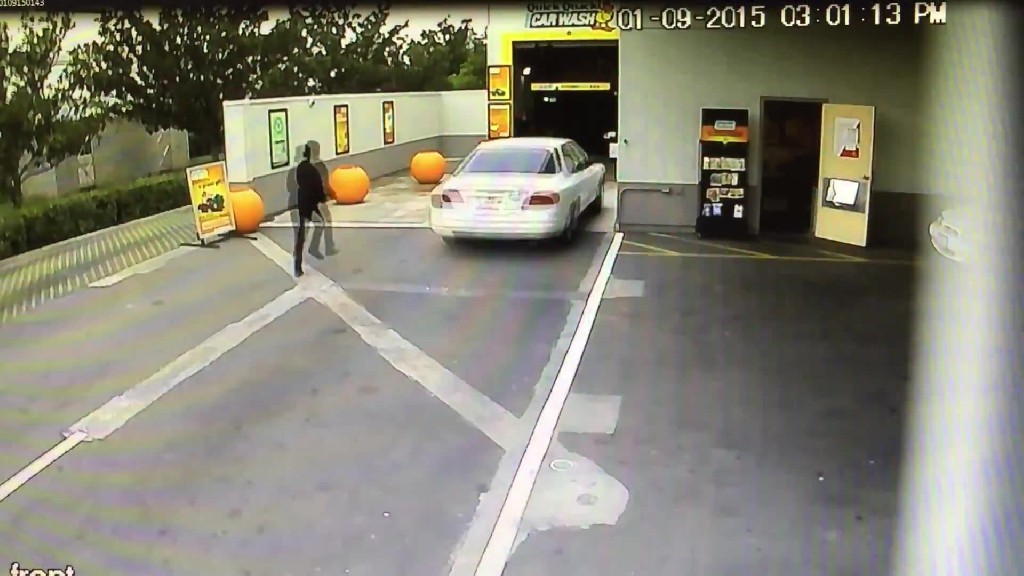Szétzúzta az autómosót, aztán parkolt egy majdnem tökéleteset! – videó