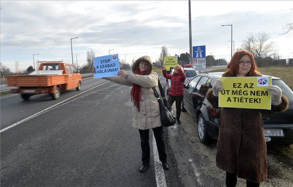 A DK az útdíj ellen tiltakozott Székesfehérváron