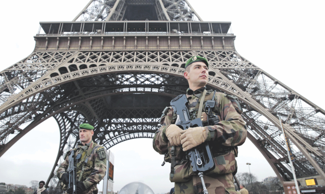 Párizsi főügyész: a francia hatóságok több mint háromszáz dzsihadistát keresnek
