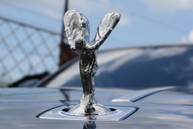 Így alázta meg a Rolls Royce Wrait autót bunkó vezetője - videó