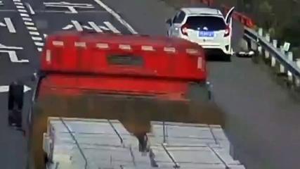 Elszabadult kamionkerék ütötte el a leállósávban álló nőt! – videó