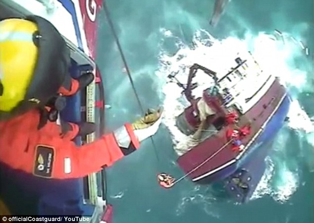 Drámai felvétel! Így mentik ki a pillanatok alatt elsüllyedt halászhajó utasait a jéghideg vízből- videó