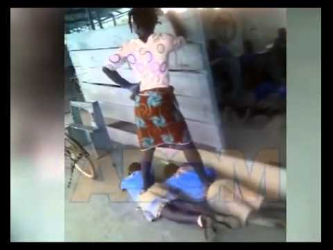 Ezzel a középkori módszerrel büntette meg a diákokat egy tanárnő Ghánában! – videó