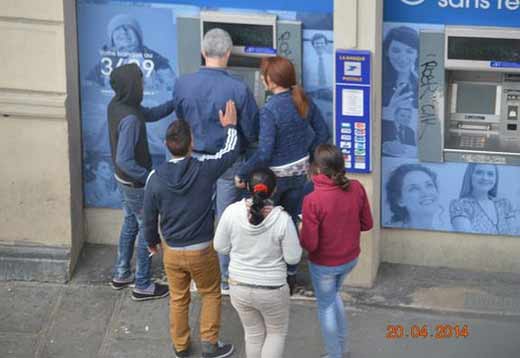Így rabolhatnak ki pillanatok alatt az ATM-nél!