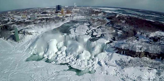 Idén így néz ki a befagyott Niagara vízesés – videó