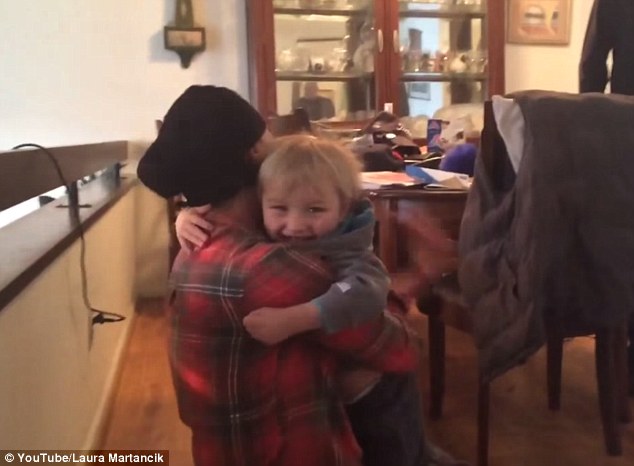 Ilyen örömmel fogadta a 2 éves kisfiú a kemoterápia után hazatérő anyukáját! – szívszorító videó