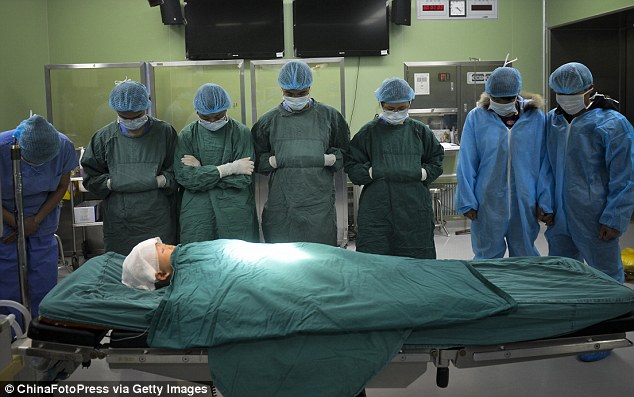 Így hajtottak fejet az orvosok a 15 hónapos agyhalott kisfiú előtt, aki májával megmentett egy életet - megrázó fotók