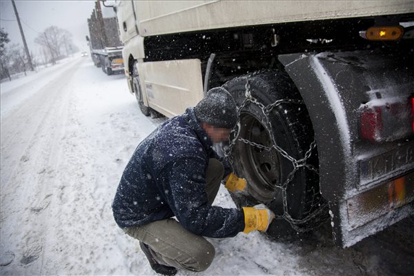 Havazás - Megteltek a Zala megyei kamionparkolók