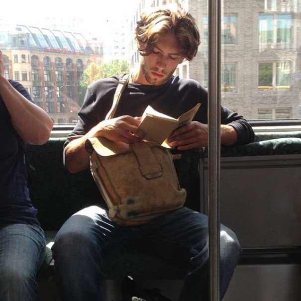 Helyes pasik olvasnak a metrón