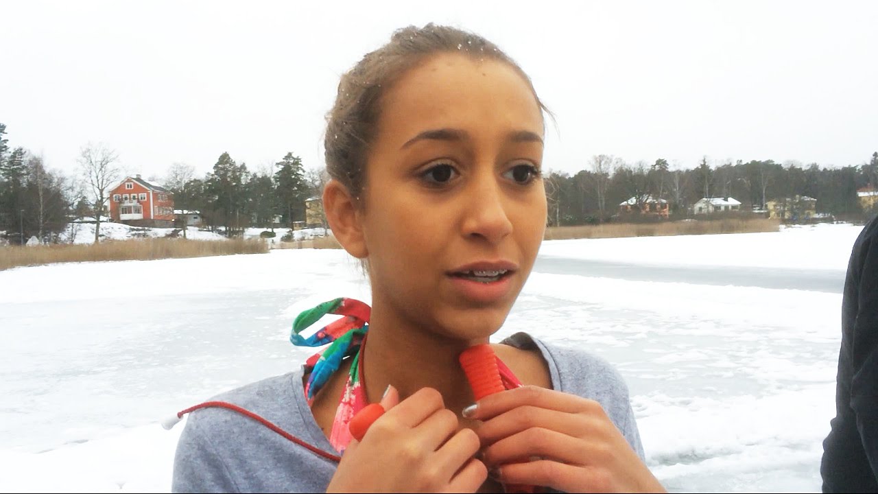 Extrém tesióra: jeges tóba ugrálnak a gyerekek – videó