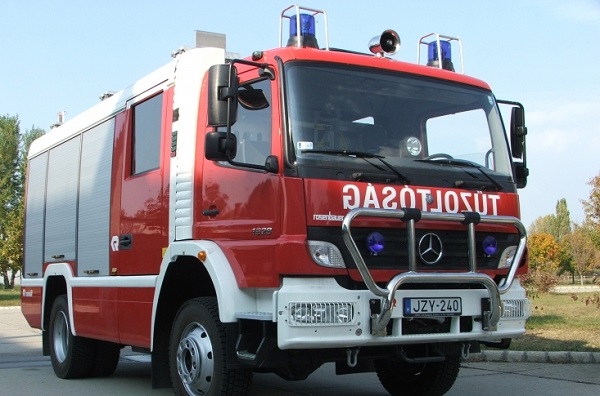 Balesethez vonuló tűzoltóautó ütközött személyautóval Székesfehérváron