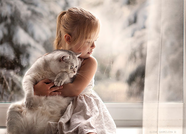 Kisgyermekek és cicák csodálatos barátsága