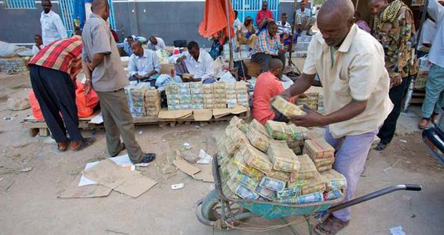Szomáliföldi pénzváltók talicskában tolják a pénzt - videó