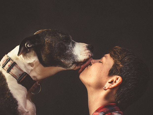 Bizarr fotók kutyáikkal csókolózó gazdikról