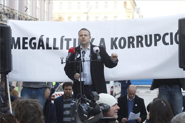 Korrupcióellenes tüntetés kezdődött Budapesten