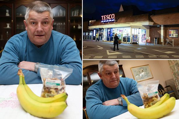 Elkérték a személyiét az 50 éves férfinak, mert banánt vett