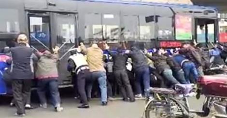 20-an emelték le a buszt az elgázolt biciklisről Kínában - videó