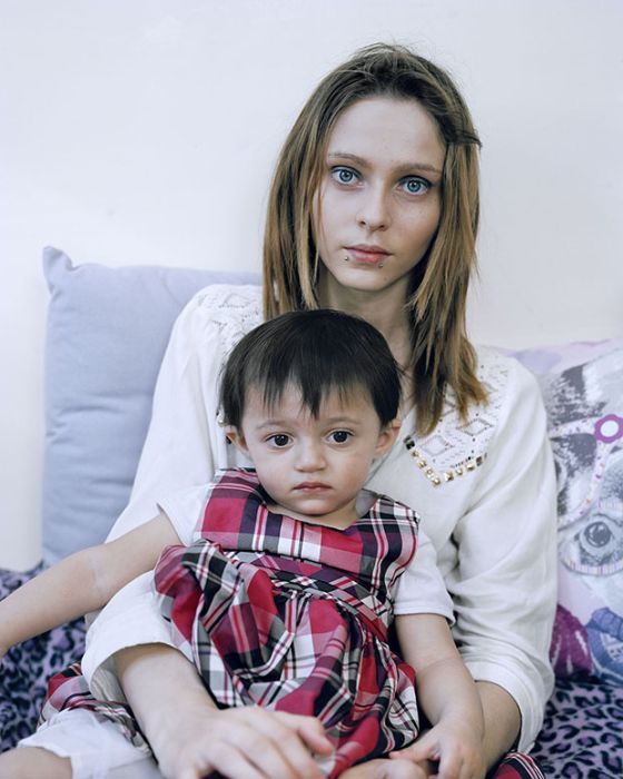 Szívszorító fotók tinédzser anyákról és kisbabáikról