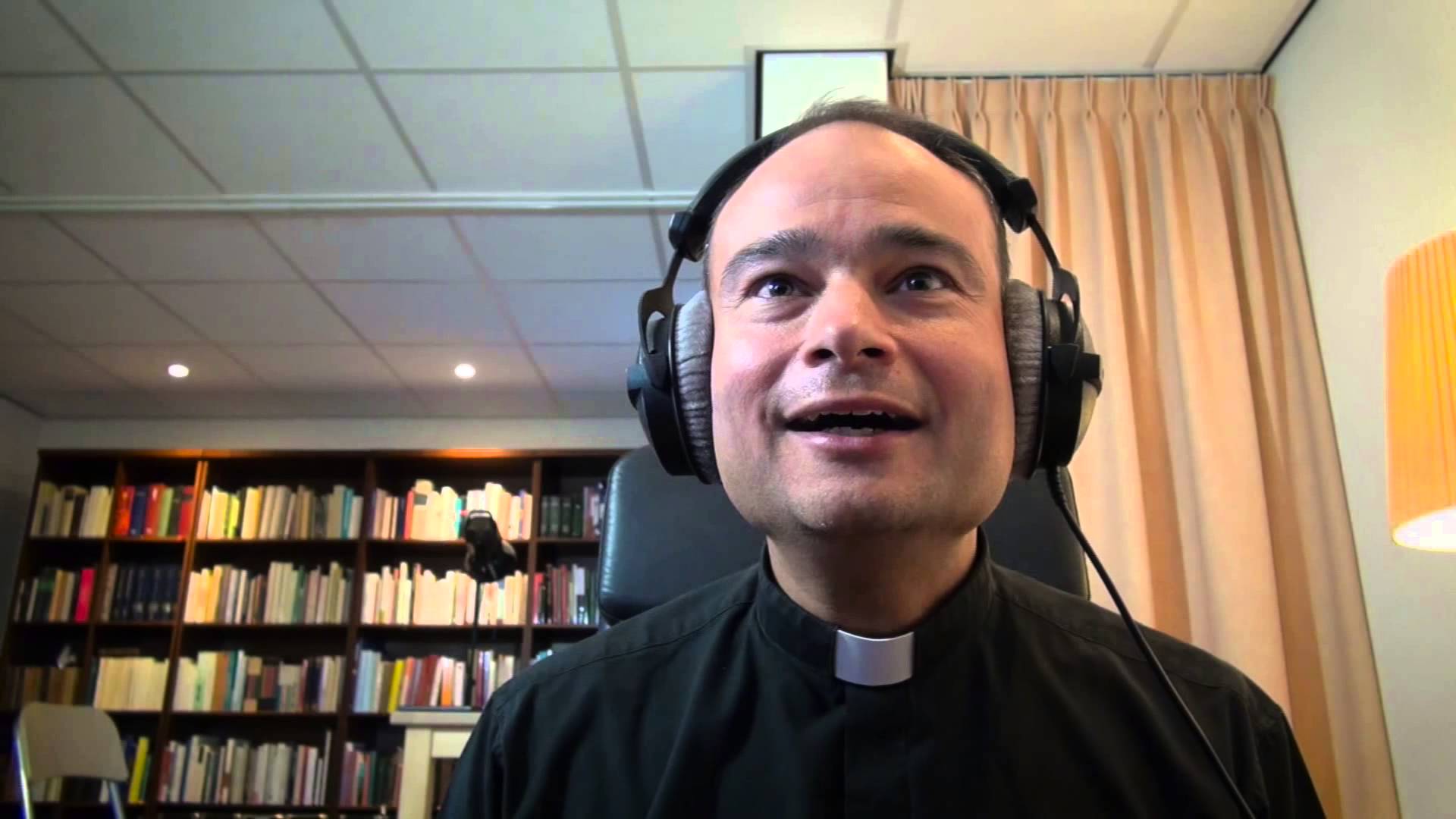 Biztos, hogy papot így még nem láttál! – videó