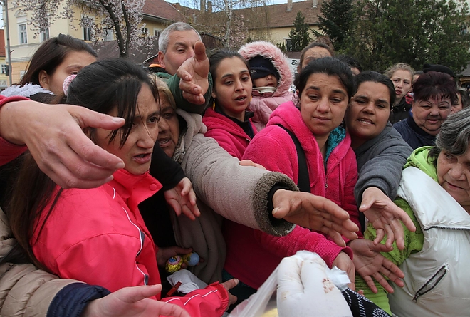 Miskolcon, a Szent István téren az ételosztáskor tönkre tették az éhes emberek a virágágyást