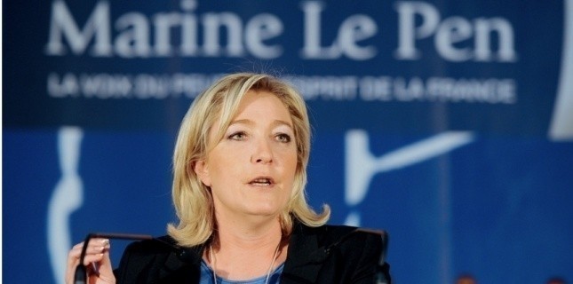 Május 1. - Marine Le Pen beszédét előbb az apja, majd a Femen is megzavarta Párizsban