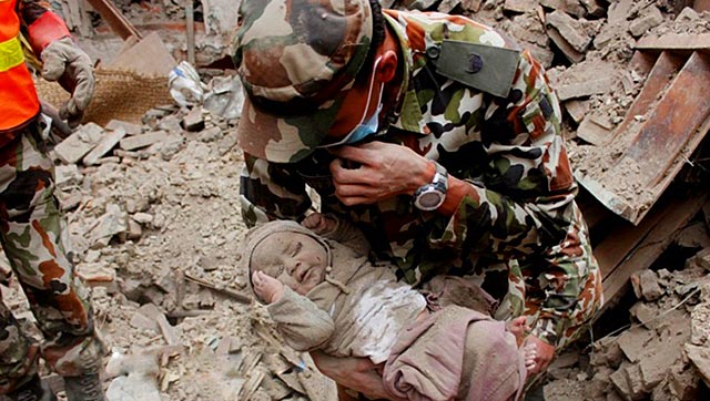 A nepáli romok alól 5 hónapos csecsemőt mentettek ki