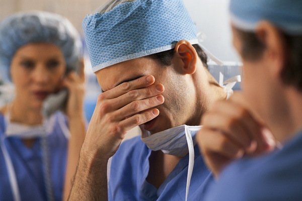 A betegekben felejtett műtéti eszközök halálesetek százait okozzák Németországban