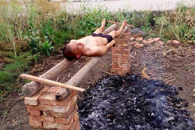 Izzó szén fölé fekszik a kínai férfi, hogy kigyógyuljon a rákból