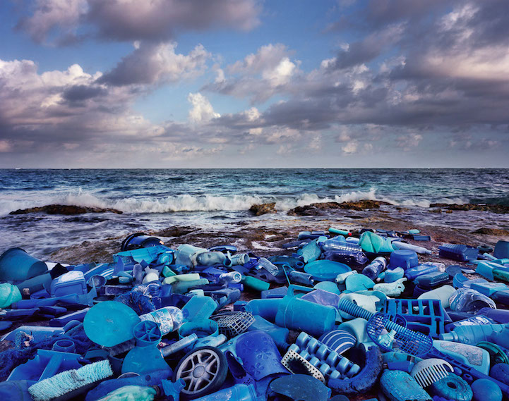 Szemétszobrokkal akarja felhívni a figyelmet a környezeti károkra egy művész – fotók