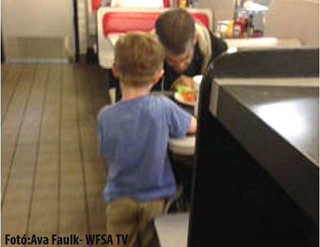 Elsírta magát a hajléktalan mikor az 5 éves kisfiú ebédet vett neki – fotó
