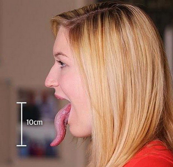 Lány, aki képes a nyelvével megérinteni a szemgolyóját- videó