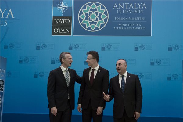 NATO-külügyminiszterek - Szijjártó: az IÁ elleni küzdelem sikeréhez elengedhetetlen más konfliktusok lezárása