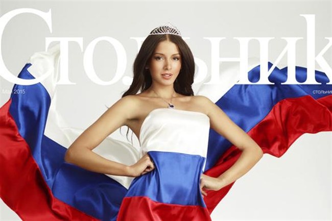 Oroszország szépét közmunka fenyegeti, mert nemzeti zászlóba öltözve pózolt egy címlapon – fotó