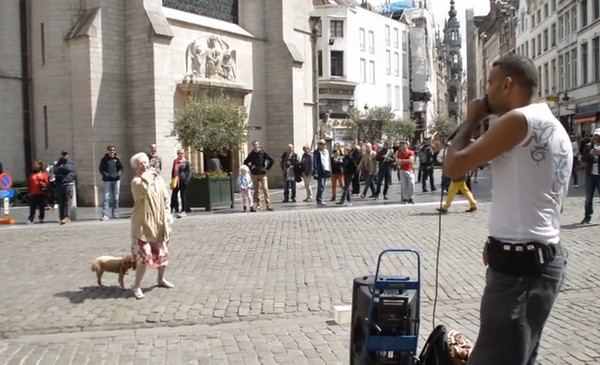 Nem várt alakítás az idős nőtől az utcai zenész előadására- videó