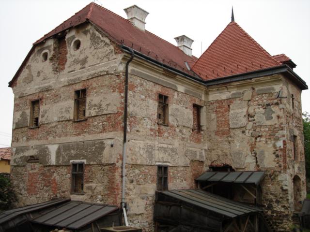 Megkezdődött a szászvári várkastély felújítása