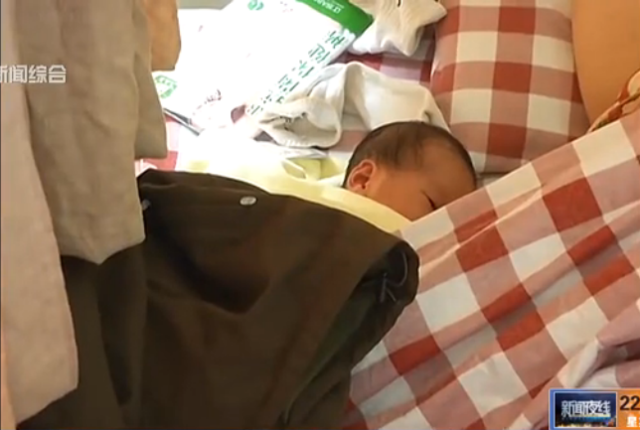 Netkávézóban szült a kínai nő, majd az újszülöttel együtt visszaült gépezni! – videó