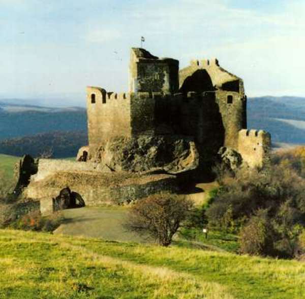 Felújították a középkori várat Hollókőn