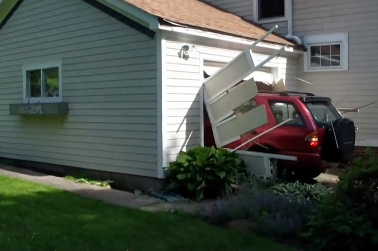 91 éves nagypapa rommá törte a garázskaput, mert ez volt a régi álma (videó)