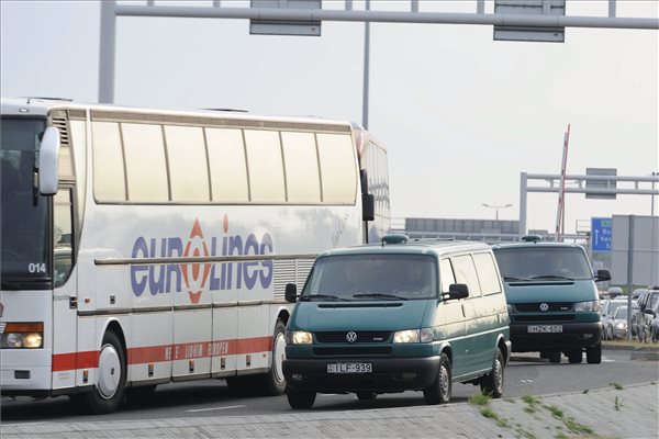 Illegális bevándorlás - Magyar rendőrök indultak a szerb-macedón határra