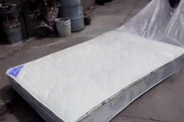 Ezt a gusztustalanságot találta egy család az újonnan vett matracban – videó