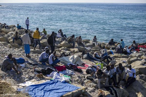 Az olasz hatóságok eltávolították az olasz-francia határon letáborozott bevándorlók egy részét