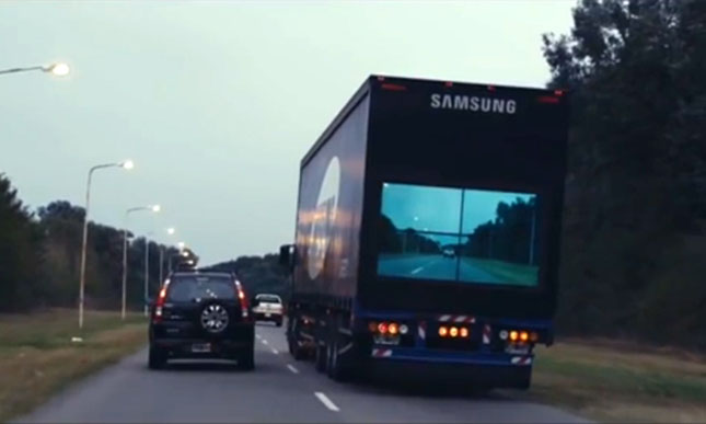 Egy remek ötlet az autósok örömére: az átlátszó kamion! – videó