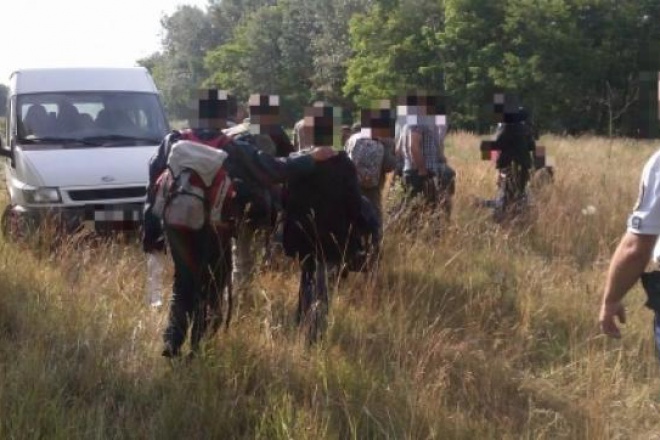 Illegális bevándorlás - Több mint hatszáz határsértőt tartóztattak föl Csongrád megyében