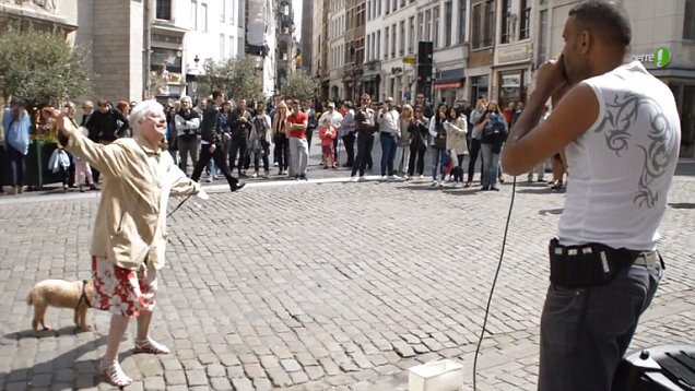Táncra perdült a néni az utcai zenész műsora közben (videó)
