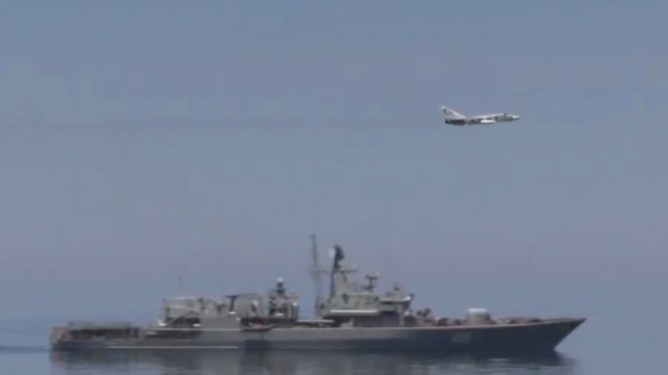 A Fekete-tengeren egy orosz vadászgép figyelmeztetett egy amerikai hadihajót! – videó