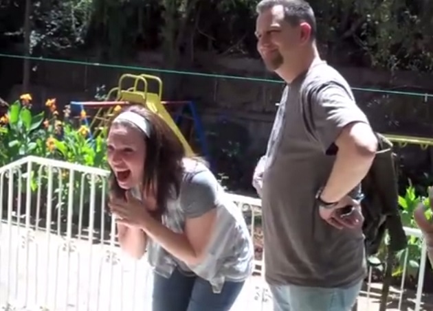 Megható videó – először látja örökbefogadott gyerekeit egy fiatal pár