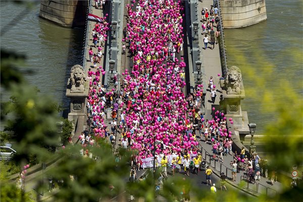 Újra sétával hívták fel a figyelmet a mellrák megelőzésére