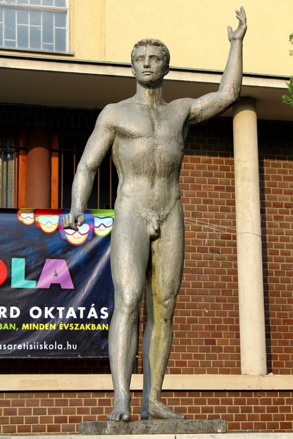 A meztelen férfi szobrok legendája Budapesten