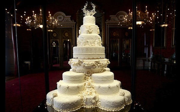 Elárverezik a brit királyi család esküvői tortáinak egy-egy szeletét
